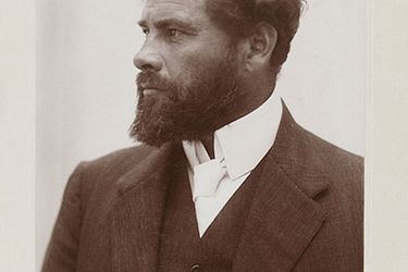 Foto von Klimt im Profil mit langem Bart