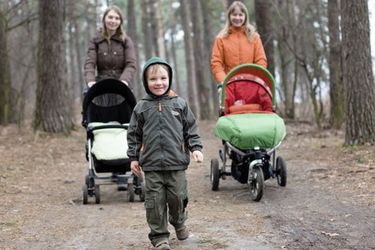 Kinderwägen und Familien im Wald
