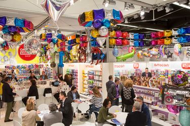 Spielwarenmesse Nuernberg, verschiedene Staende, Luftballone,