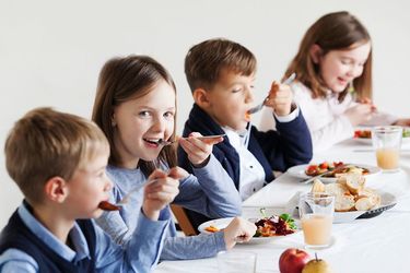 Kinder beim Mittagessen in der Schule