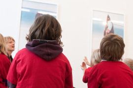 Pressbild mit Kindern vor Kunstwerken