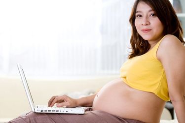 Schwangere Mutter mit Laptop