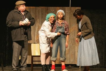 Szene aus dem Stück - 4 Schauspieler in Aktion