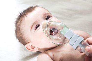 Baby mit einem Inhalationsgerät
