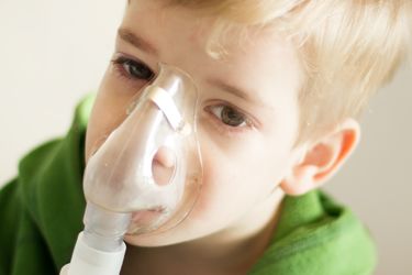 Junge mit Inhalator