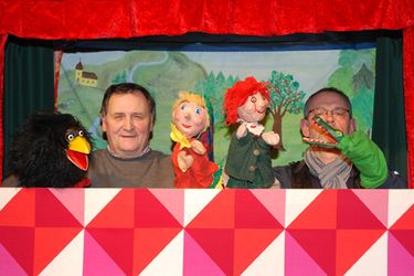 Puppenspieler einer Kasperltruppe mit Handpuppen