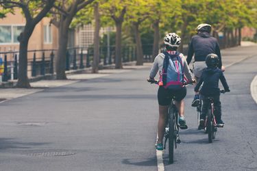 Familie beim Fahrradfahren