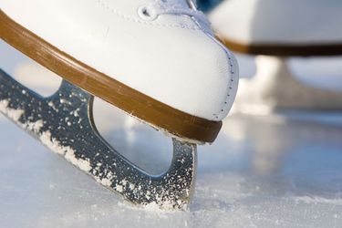 Eislaufschuhe am Eis