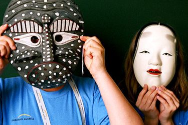 Kinder die japanische Masken tragen