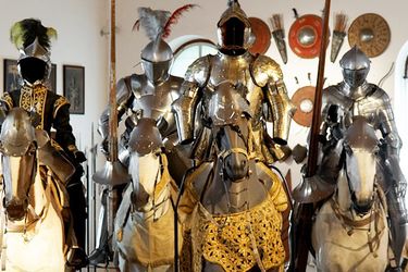Rüstkammer Schloß Ambras - Vier Rüstungen zu Pferd in der Ausstellung