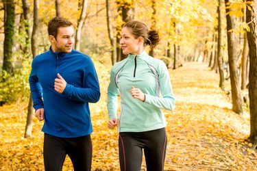 Ein Paar beim Joggen im Herbst