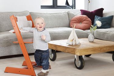 Baby vor einem Hochstuhl von STOKKE